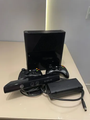 Xbox 360 Super Slim DESBLOQUEADO + 2 Controles + HD 500GB Lotado de Jogos + Kinect