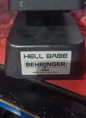 Wah Wah Hellbabe Behringer HB01