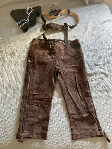 Lederhose Alemã Legítima (Couro) + Chapéu e Suspensório - Tam 44/46