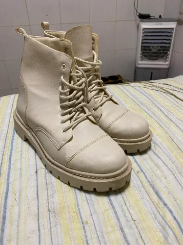 Bota feminina bege