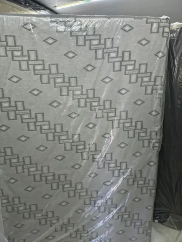 Camas de casal espuma D33 com pillow top, estrutura da cama madeira pura .