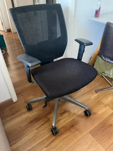 Cadeira ergonômica de escritório- Preta