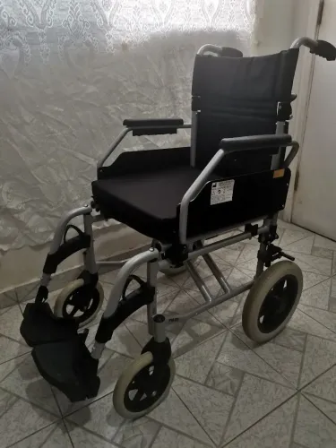 Cadeira de rodas em alumínio. Marca PRAXIS - modelo Barcelona - Tam.16