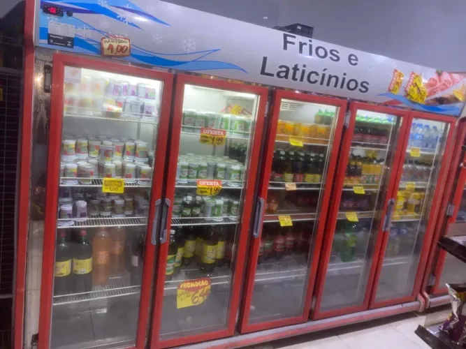 Vendo geladeira comercial de 5 portas