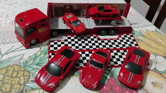 Brinquedos Coleção Ferrari Carreta Ferro F1 e Carrinhos 