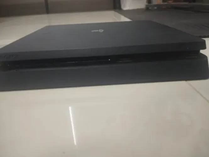 PlayStation 4 Slim 1TB - Impecável e 100% Funcional (Apenas Console + Cabos)