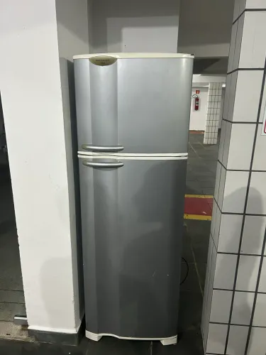 Geladeira 127V em boas condições 