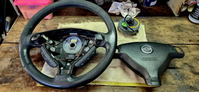 VOLANTE ORIGINAL GM ASTRA / ZAFIRA COM COMANDOS DE SOM + HARDISK + AIRBAG