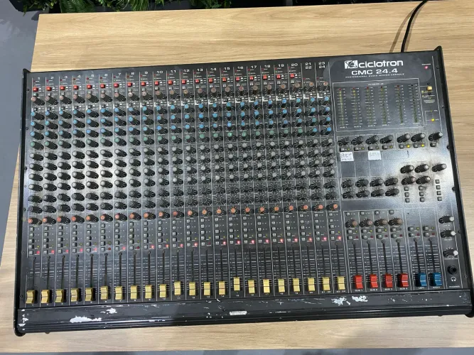 VENDO OU TROCO MESA SOM DE 24 CANAIS