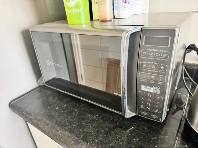 Microondas 27L Eletrolux 30 × 53,9 × 42,4 cm // Ano: 2023