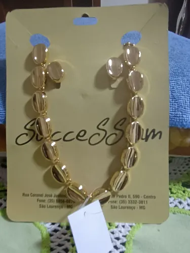 Conjunto de Bijouterias Colar e Brincos de Pressão Em Metal Dourado Folheado
