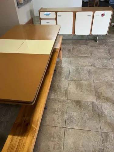 ?Conjunto de Cozinha Retro: Mesa de Canto/Parede + 2 Bancos de Madeira + Balcão Buffet