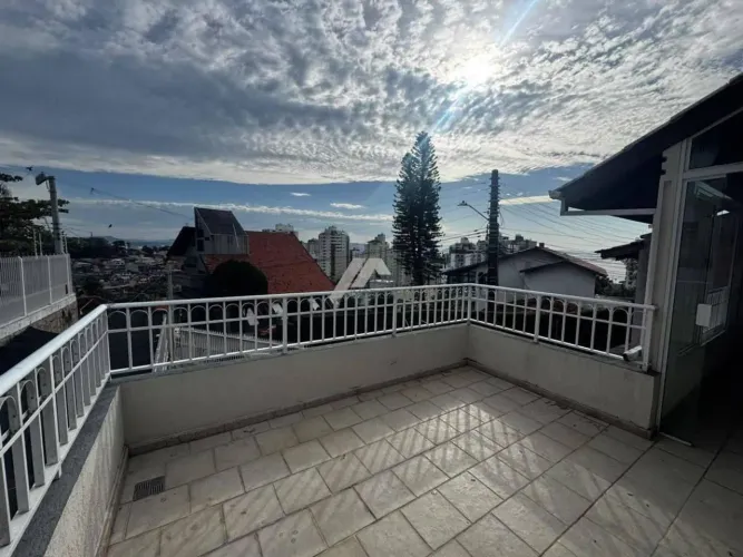Casa na Agronômica com 2 suítes