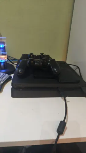 PlayStation 4 com 2 controle.