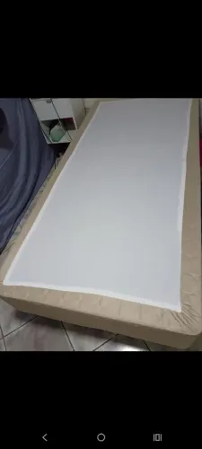 Cama box de solteiro com colchão.