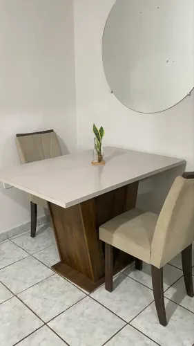 Mesa com duas cadeiras 