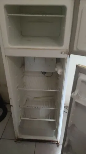 Vendo geladeira funciona muito bem, a porta de baixo está solta 