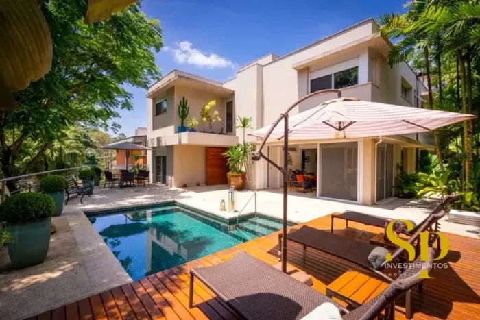 Linda Casa em Condomínio no Jardim Vitória Régia