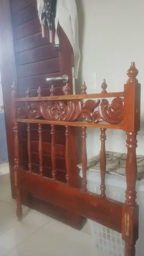 Cama de solteiro de madeira trabalhada