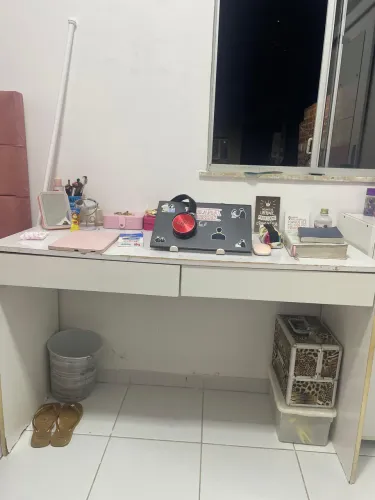 Escrivaninha em MDF usada 