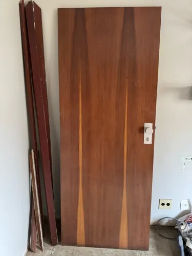 Porta madeira maciça completa com marco e alisar