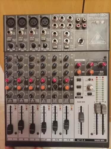 Mesa de son behringer xenyx 1204