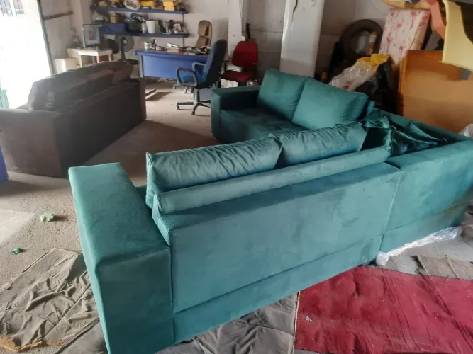 Vende-se estofado de canto reformado em camurça verde * zap