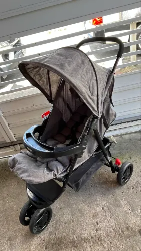 Carrinho de bebê seminovo