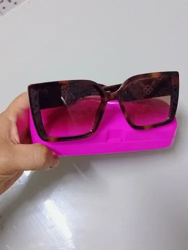 Óculos de sol feminino com proteção UV novo na caixinha