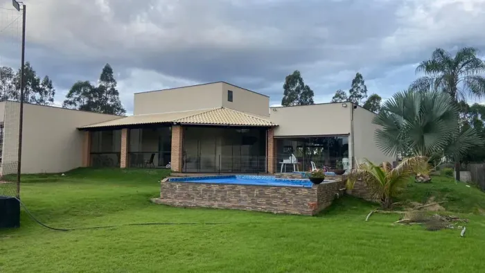 Vendo casa em condomínio em Nerópolis 3 quartos  com 2 suítes alto padrão