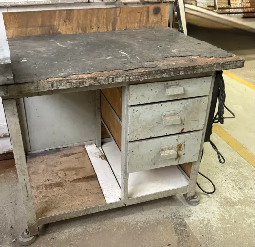 Bancada de trabalho industrial com gavetas