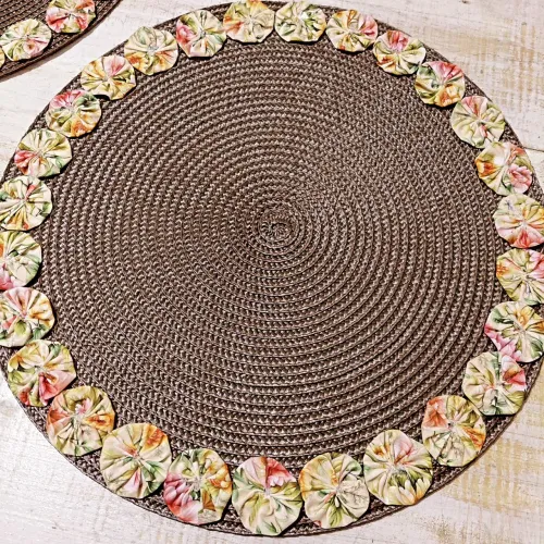 Souplast decorado com fuxico florais bem lindo. Esses jogo temos 4 peças iguais