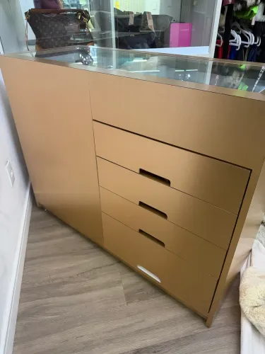 Ilha para Closet com Vidro Expositor e Gavetas - Estilo Luxo