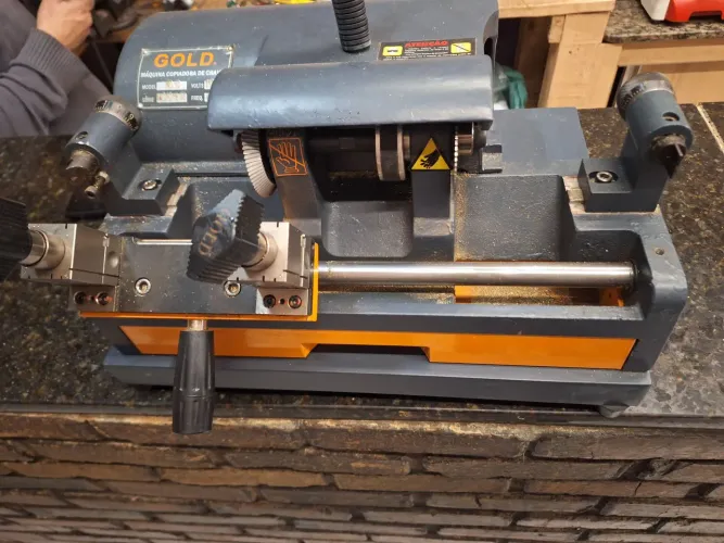 Maquina de fazer chave sem uso valor 4.500 reais valor na loja 7.000