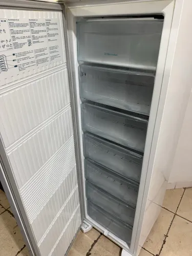 Freezer vertical Electrolux semi novo
