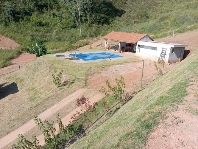 Edicula com piscina terreno amplo pronto para construir 