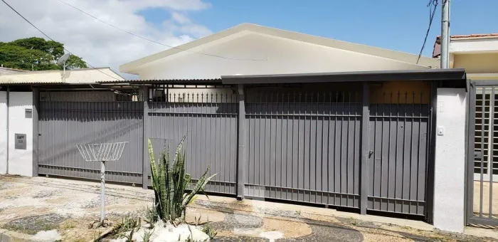 Casa para Venda e Aluguel - No Taquaral totalmente reformada com Edícula, 241 m²