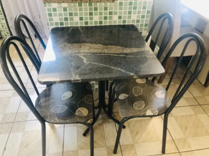 MESA DE MÁRMORE COM 4 CADEIRAS