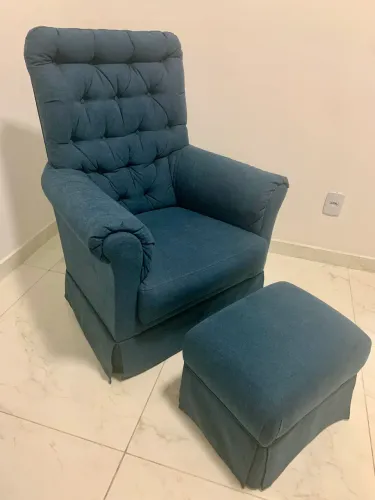 Poltrona de amamentação Agatha com puff
