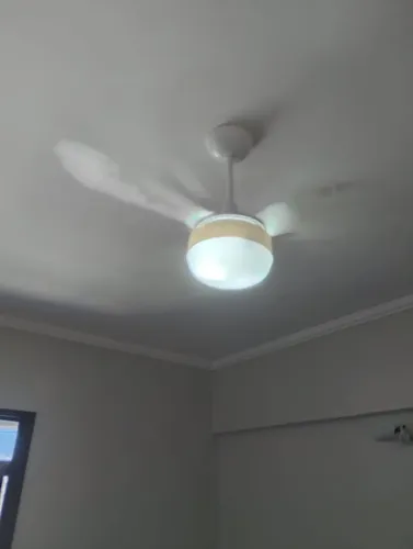 Ventilador de teto semi novo, funcionando, com 3 pás e luz.
