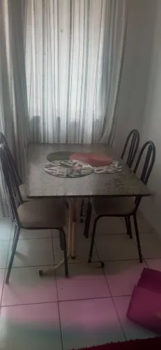 Mesa de mármore com 4 cadeiras em ótimo estado