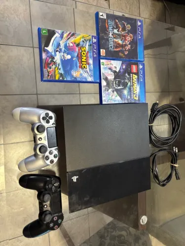 Console Playstation 4 Fat 2tb Edição Standard , com 2 controles  e 3 jogos.