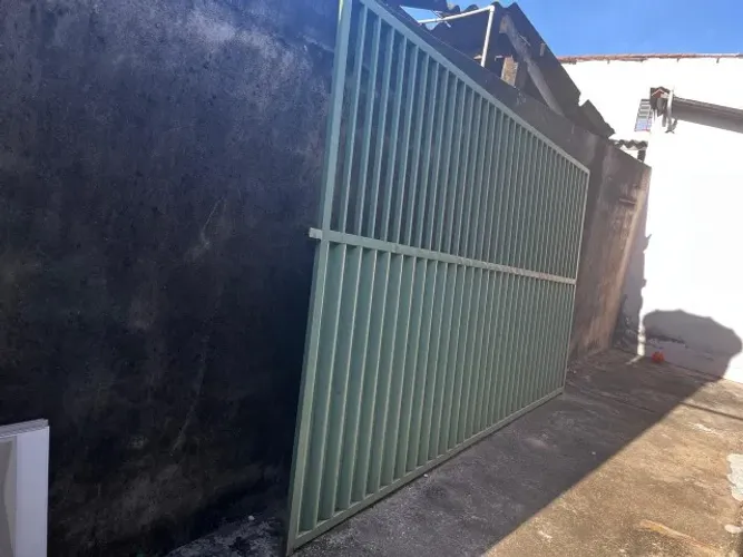 Portão 3x8 m, a parte mais alta tem 2.50 m e a mais baixa 2,20 m