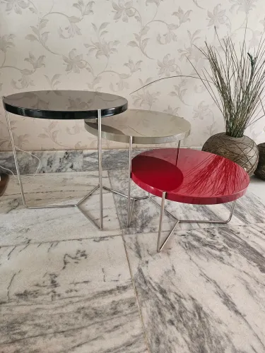 Trio de mesinhas moderno. Ideal para sala de estar. A maior tem 50 cm e a menor 30 cm. 