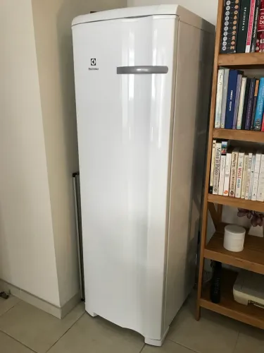 Freezer vertical Electrolux 234L