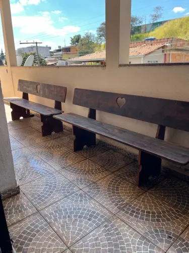 Vendo bancos e mesa de ardósia