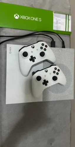 Vendo Xbox one S, muito novo, usado poucas vezes