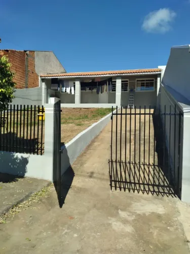 Vende-se casa de meia água