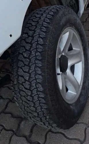 Par de Pneus kumho at 235x70r16 muita borracha