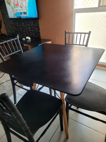Mesa Eiffel com 4 cadeiras